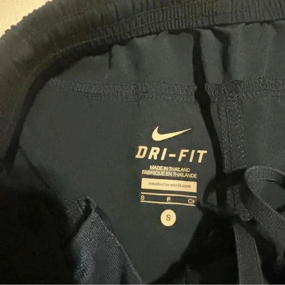 EUC Nike navy Women’s Drifit athletic pants. Zipper pockets and legs Lightweight - Picture 13 of 16